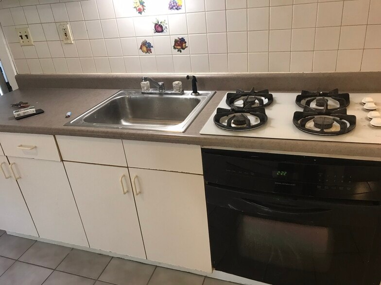 lovely kitchen to practice for the mater chef within you. - 122 Dewey avenue