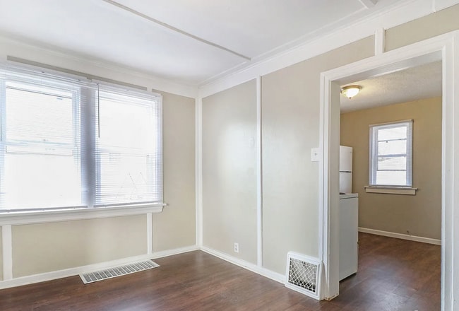 Building Photo - 405 E Woodside St