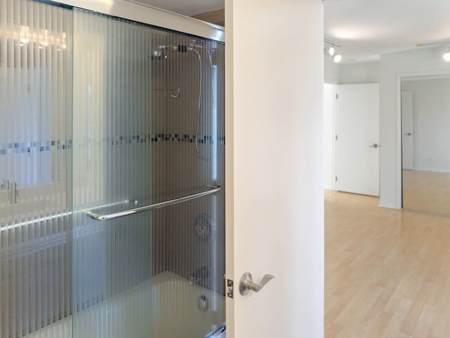 Building Photo - 3320 Lakewood Ct