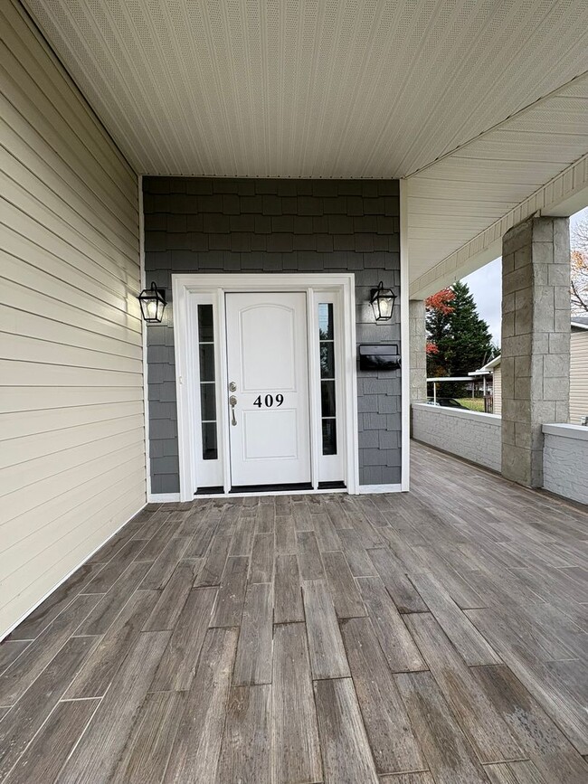 Building Photo - Historic Charm Meets Modern Living – Steps from Downtown Bristol!