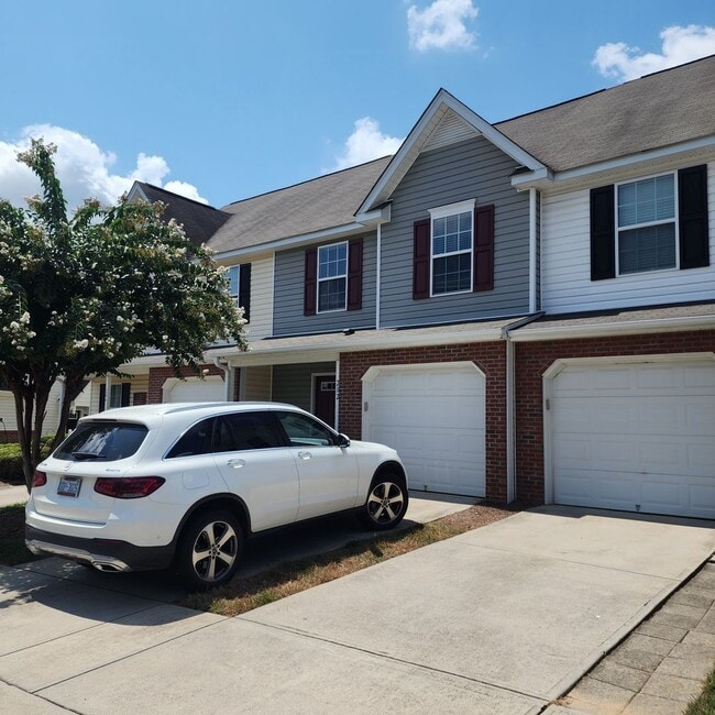 Building Photo - APPLICATION PENDING-3 Level Townhouse For ...