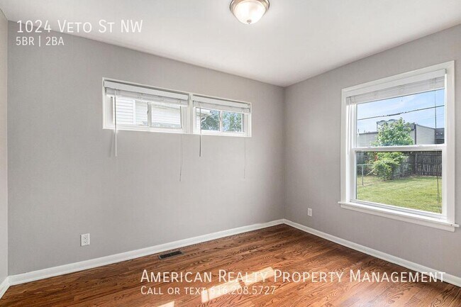 Building Photo - 1024 Veto St NW