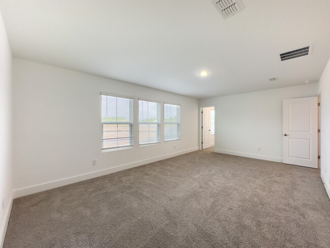 Building Photo - 126 Kingswood Cir