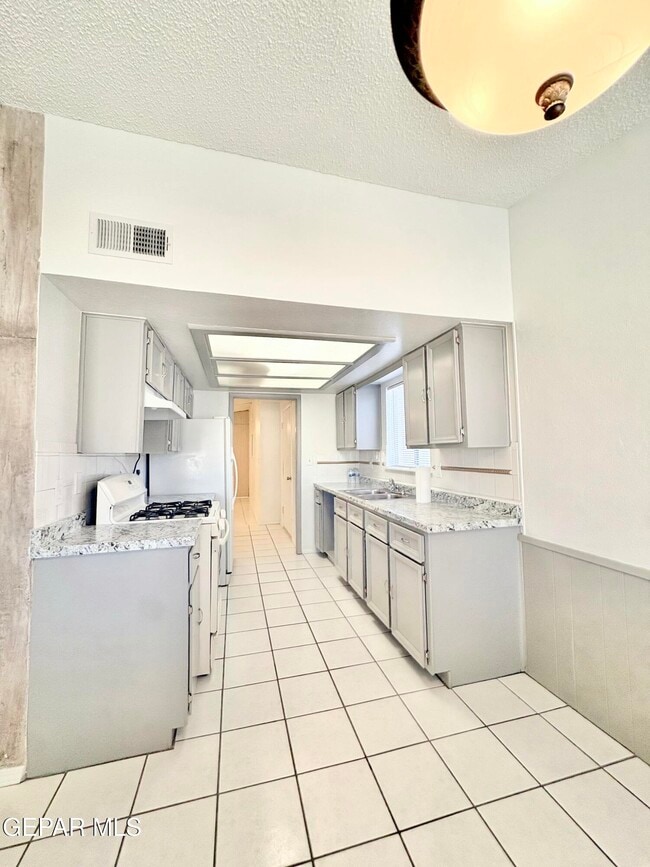 Building Photo - 3425 E Glen Dr