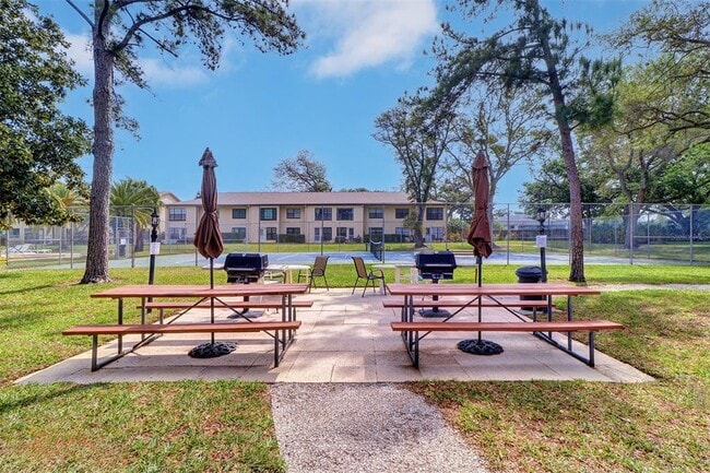 Building Photo - 2400 Winding Creek Blvd