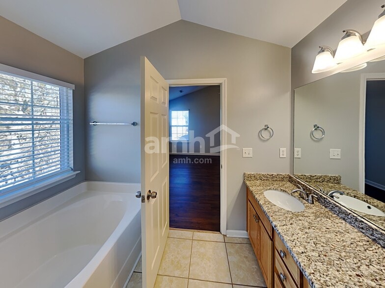 Building Photo - 102 Chambliss Ct