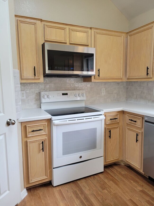 Building Photo - 3bd/2ba house close to major shopping, restaurants, and Ft. Hood!