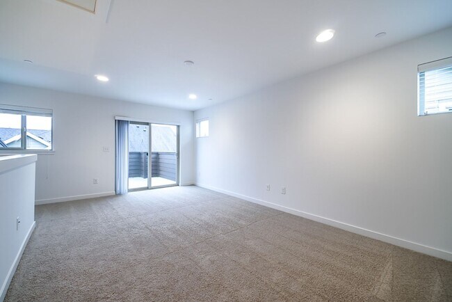 Building Photo - 2Bd/2.5Ba Bellevue Townhouse