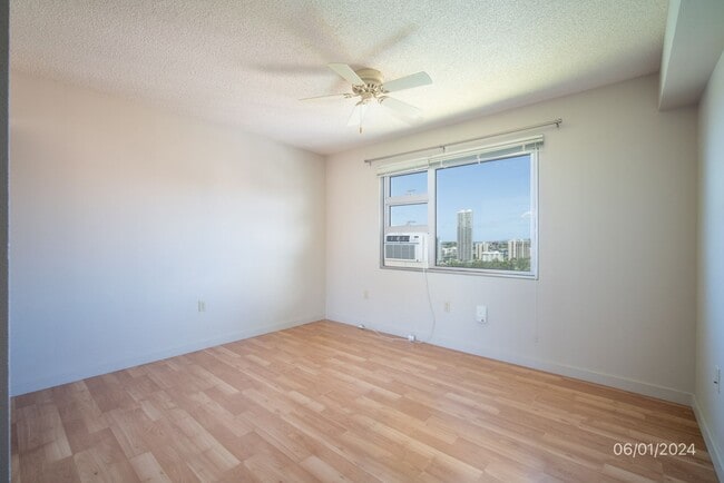 Building Photo - AWESOME VIEWS IN THIS GORGEOUS 1BR/1BA/2PK...