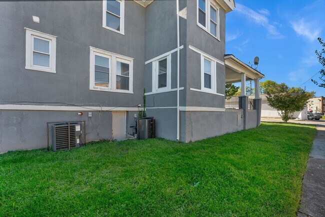 Building Photo - 3501 Oakmont Ave