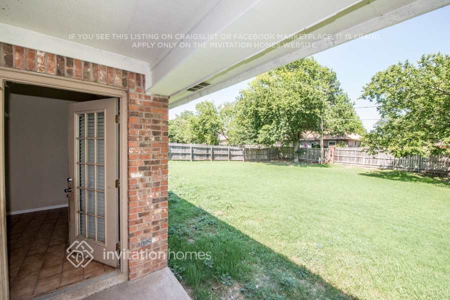 Building Photo - 3801 Devonaire Dr