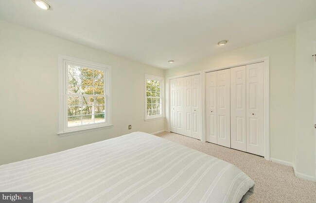 Building Photo - 3300 Lakeside View Dr