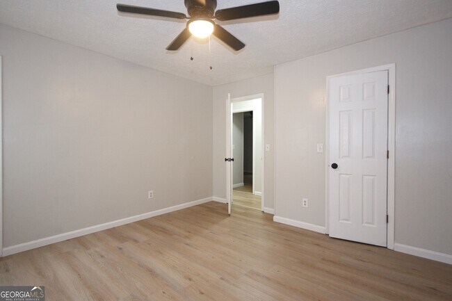 Building Photo - 948 Waverly Ct