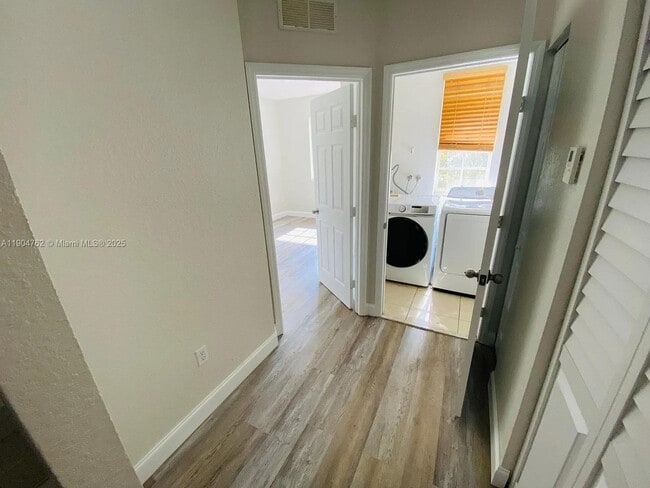 Building Photo - 4947 SW 135th Way