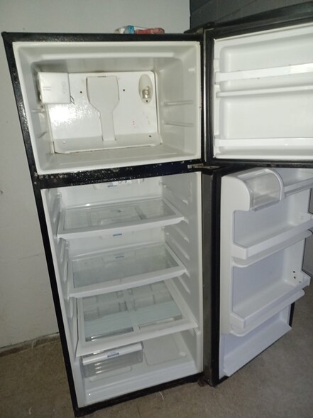 Building Photo - 906 E Lucas Ave