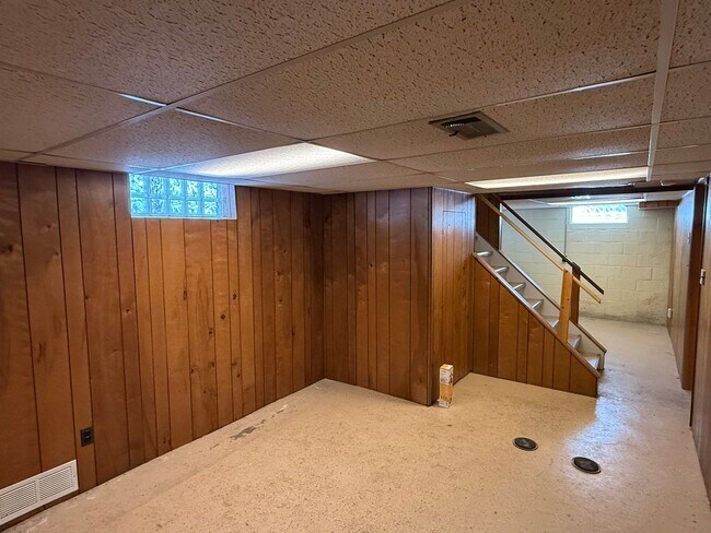 Building Photo - Move-In Ready 3 Bedroom, 2 Bathroom Home in Dearborn