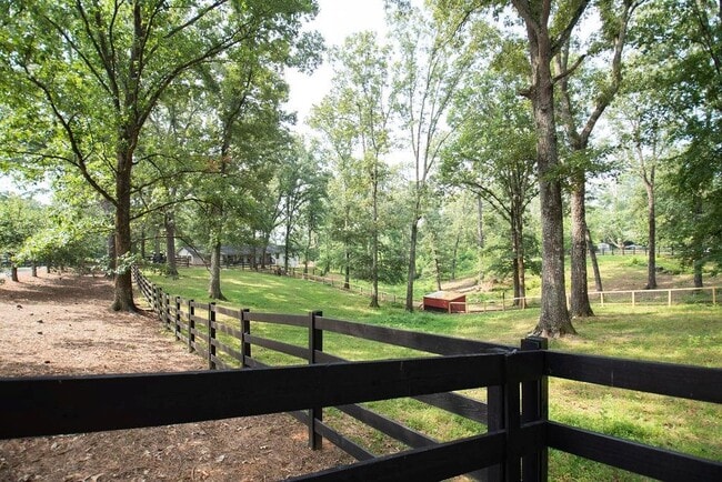 Building Photo - 728 S McCollum Dr