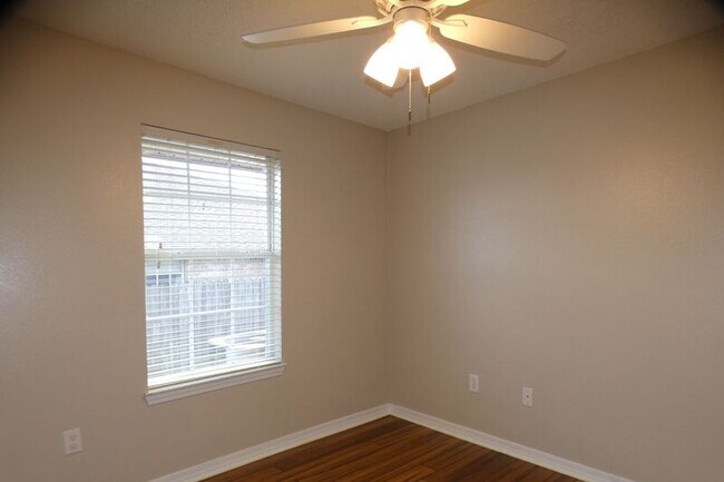 Building Photo - 4766 Thousand Oaks Blvd