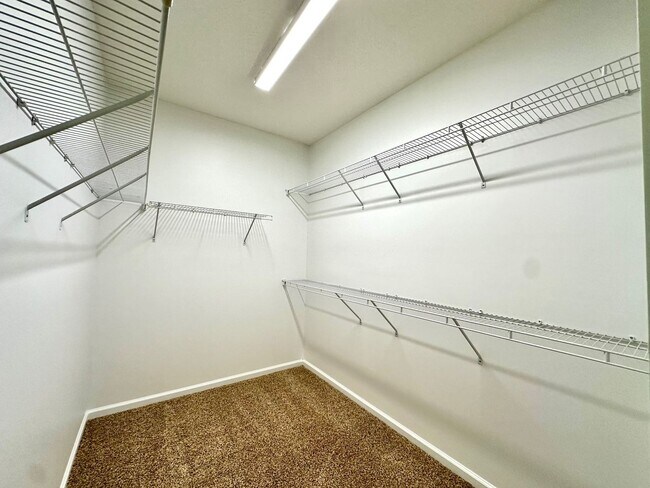 Building Photo - Beautiful 4/3, Amenities Galore! Located i...