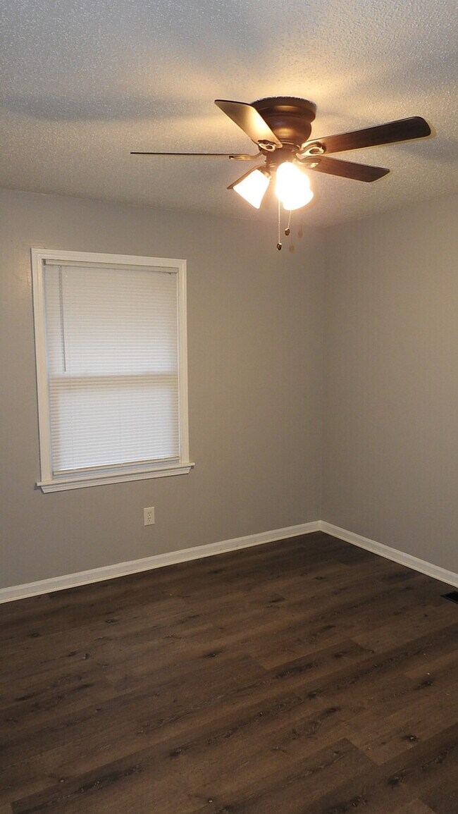 Building Photo - Welcome home to this spacious 3 bedrooms and 2 full baths duplex located on Orchard St in Pleasan...