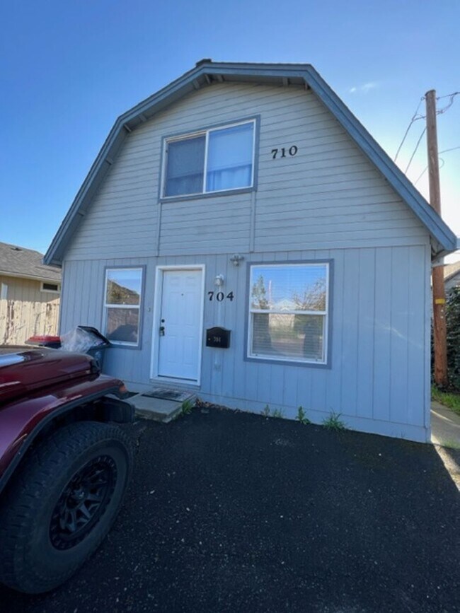 Building Photo - 710-710 Cedar St