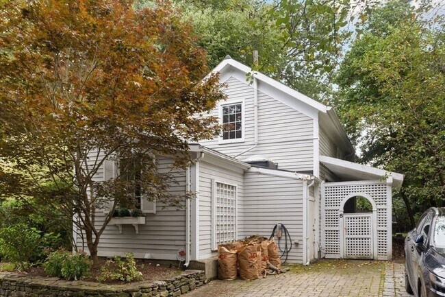 Building Photo - 8 Coolidge Hill Rd