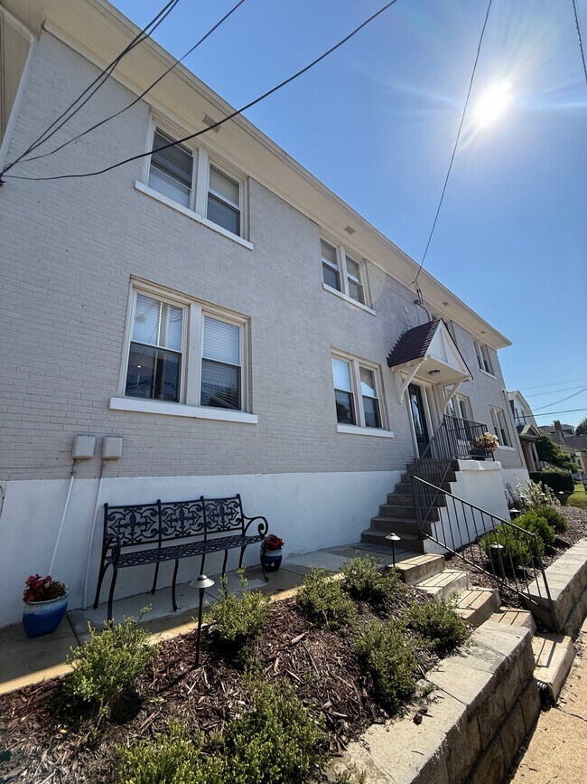 Building Photo - 1844 Deer Park Ave
