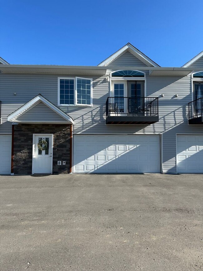 Building Photo - Large 3bd, 2.5 Bath Townhome for Rent in N...