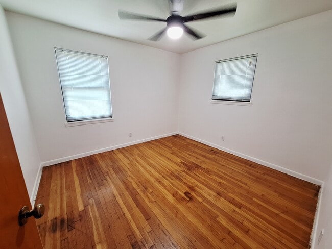 Building Photo - 907 Jefferis Ave