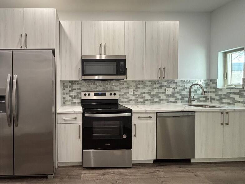 Building Photo - 2252 N Delhi St