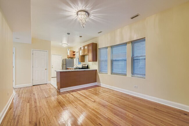 Building Photo - 6327 N Francisco Ave