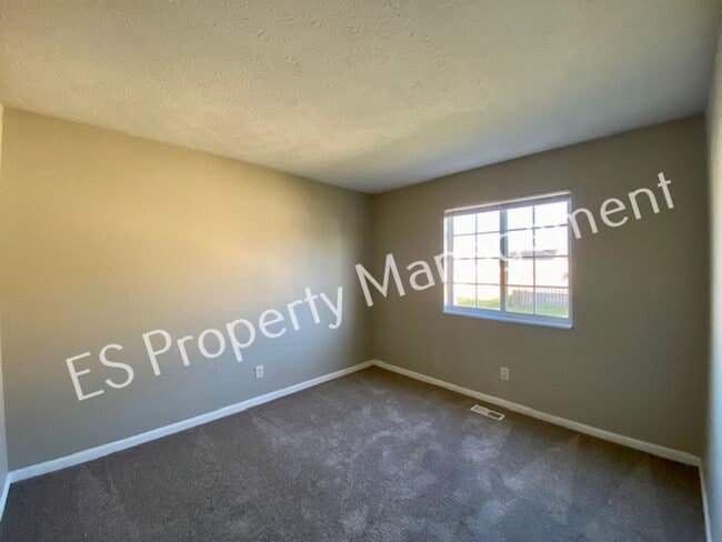 Building Photo - Stunning 4 Bedroom 2 Bathroom Tri-Level Ho...