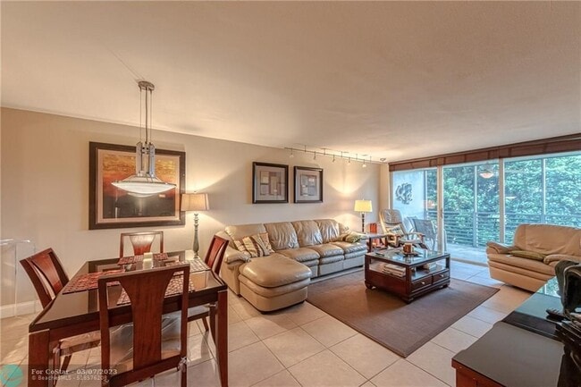 Building Photo - 3850 Oaks Clubhouse Dr