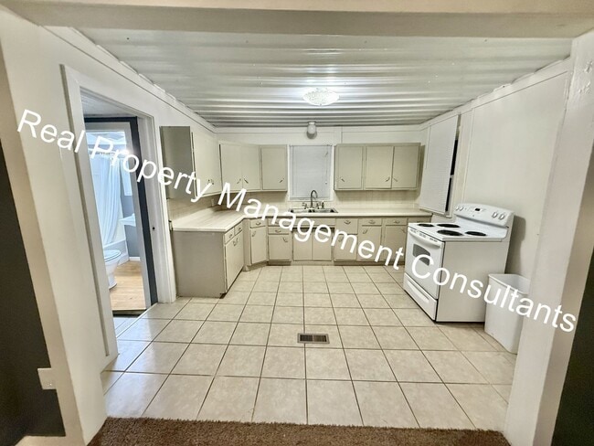 Building Photo - 3 Bedroom with Spacious Backyard
