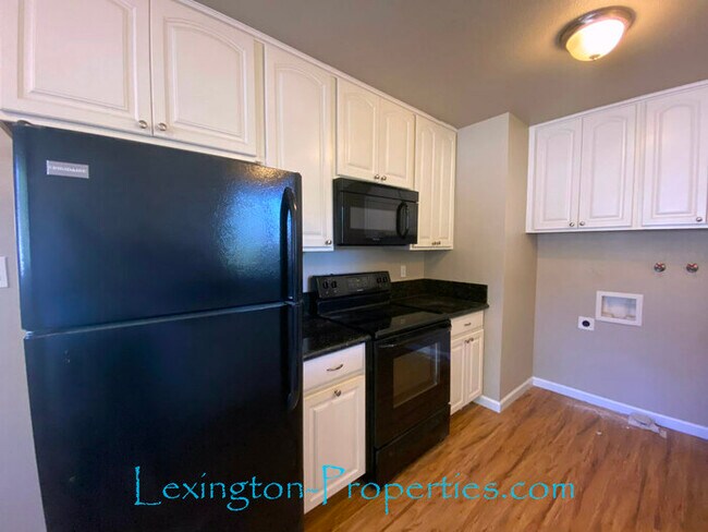 Building Photo - Beautifully Updated, 2BD/1BA, Duplex Home ...