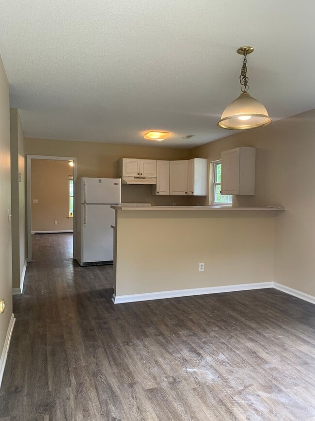 Building Photo - 3 Bedroom 2 Bath on Park Ave. Available