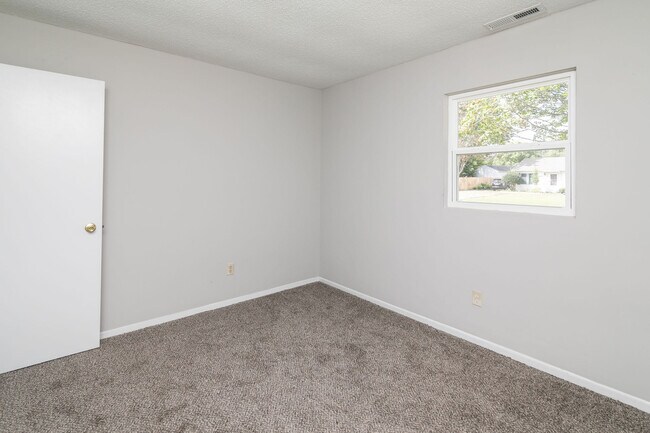 Building Photo - 1207 Middleneck Dr