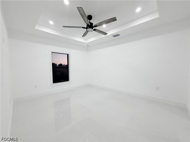 Building Photo - 844 Millpond St E