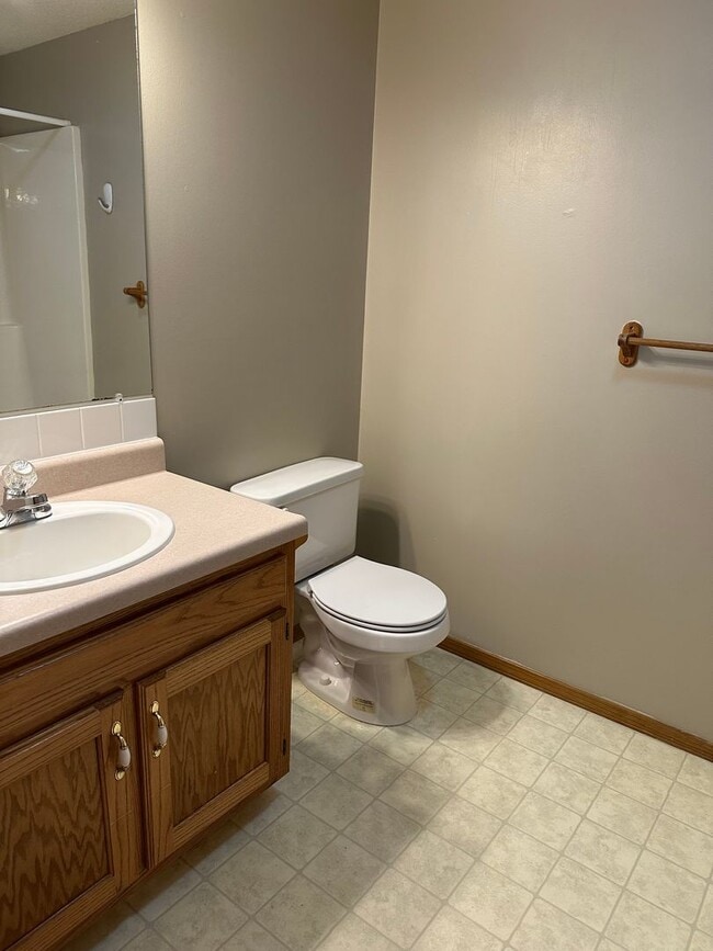 Building Photo - 4 Bed 2.5 Bath w/ Fenced Yard