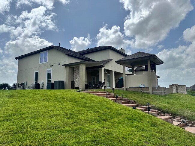Building Photo - 8 Cypress Point Ct
