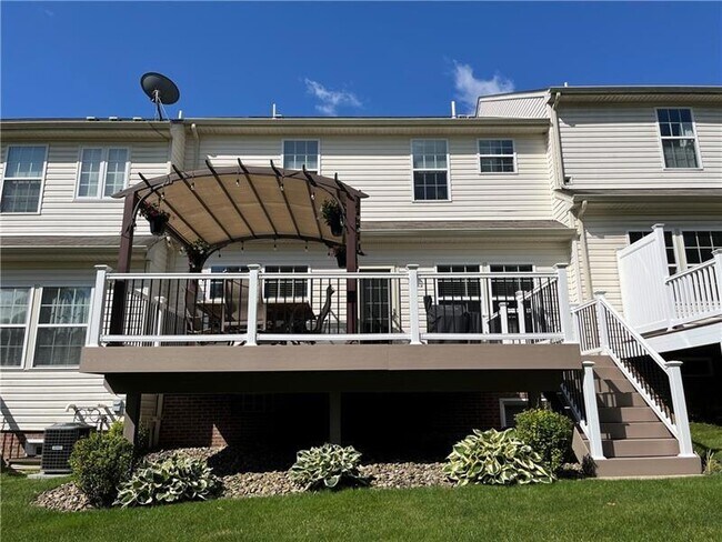 Building Photo - 266 Maple Ridge Dr