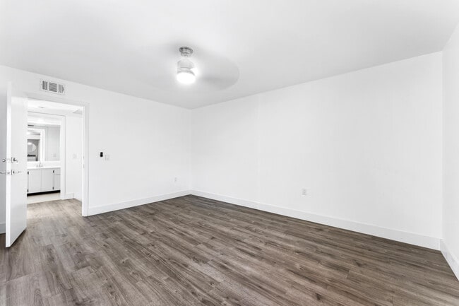 Building Photo - 1700 Embassy Dr