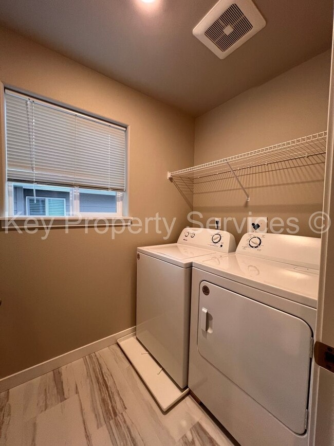 Building Photo - Spacious Townhome in Central Vancouver Location!