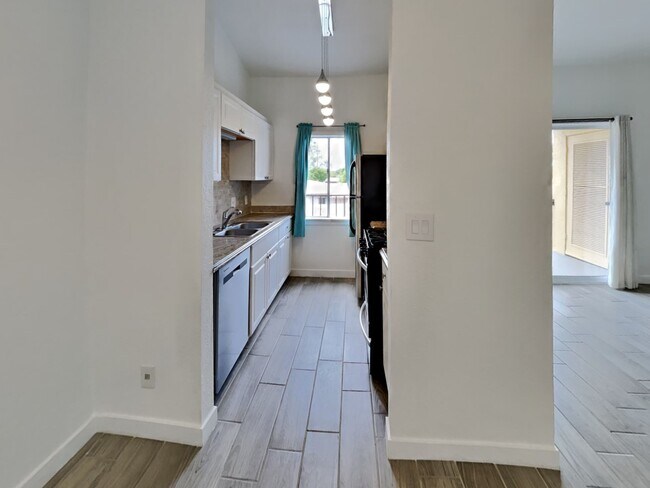 Building Photo - 828 S Langley Ave