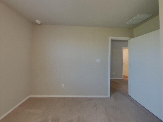 Building Photo - 5200 Saddle Clb Dr