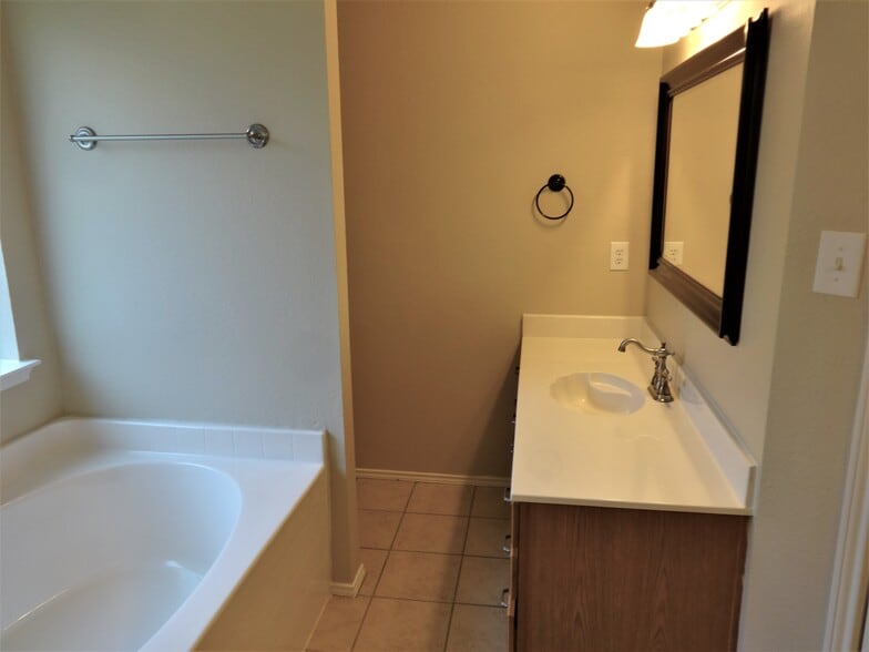 Building Photo - 1909 Wahoo Dr