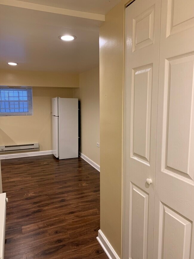 Building Photo - 3222 W Warner Ave