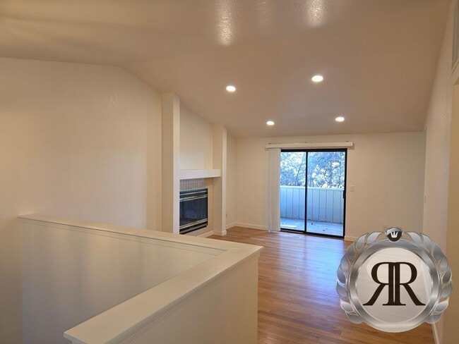 Building Photo - 2 Bedroom, 1 1/2 Bath, Updated!