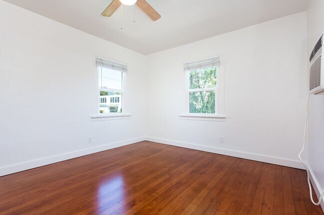 Building Photo - 303 S Sunshine Ave