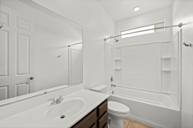 Building Photo - Beautiful 3 Bedroom Home in La Estancia & ...